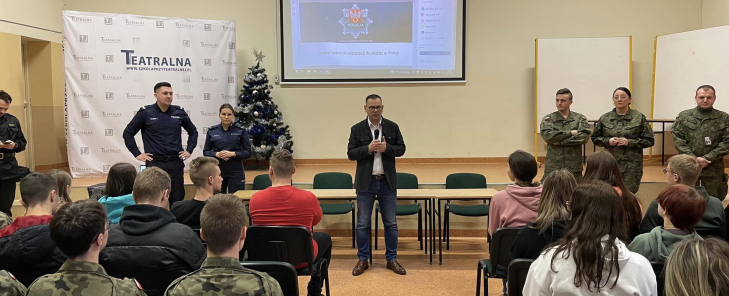 Interesujące spotkanie ze służbą mundurową 