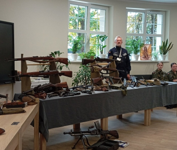 Lekcja historii i techniki w jednym – wyjątkowe warsztaty z bronią