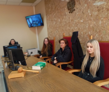 Od teorii do praktyki: kadeci klas policyjnych LO w pilskim sądzie