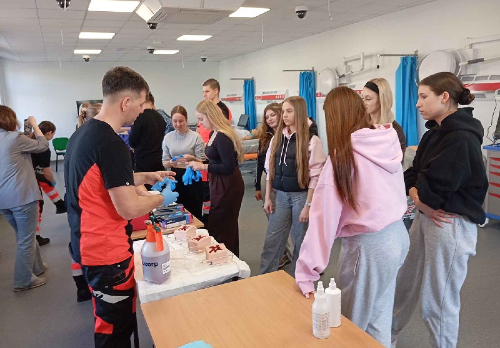 Uczniowie klasy 4B LO na praktycznej prelekcji w Centrum Symulacji i Ratownictwa Medycznego ANS w Pile