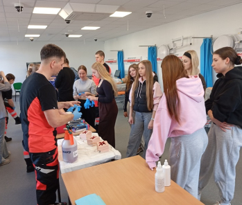 Uczniowie klasy 4B LO na praktycznej prelekcji w Centrum Symulacji i Ratownictwa Medycznego ANS w Pile