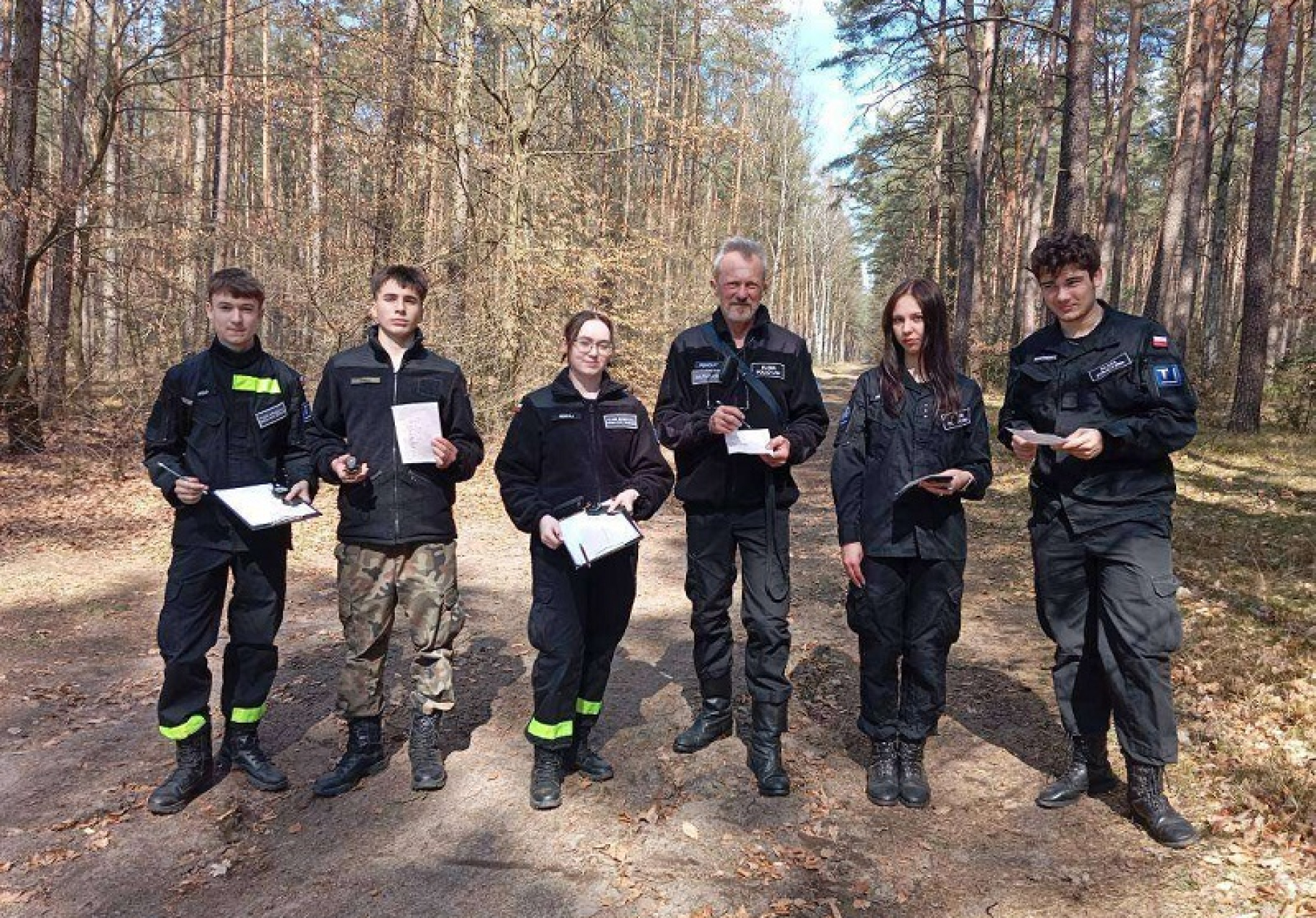 Marsz terenowy kadetów klas mundurowych – nauka orientacji w terenie i 10 km praktyki w lesie