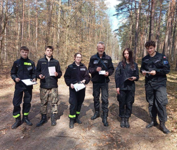Marsz terenowy kadetów klas mundurowych – nauka orientacji w terenie i 10 km praktyki w lesie